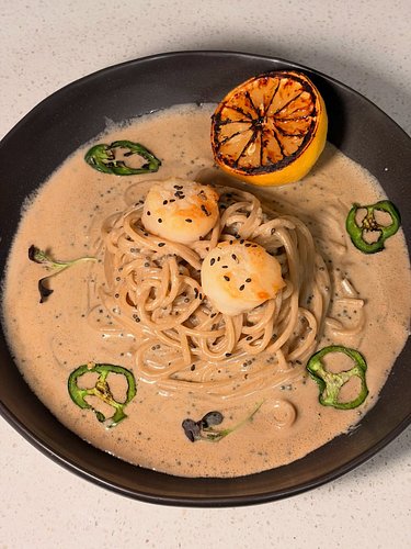 Caviar spaghetti with scallops, charred lemon & jalapeños and scallop creme 🍽️
•
•
•
#pasta #cooking #scallop #caviar #kitchen