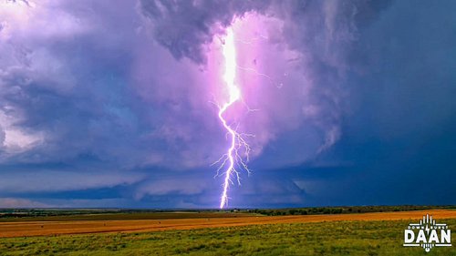 I usually don't share still images I grab from recordings, but I couldn't keep this one from you. This massive bolt in front ...