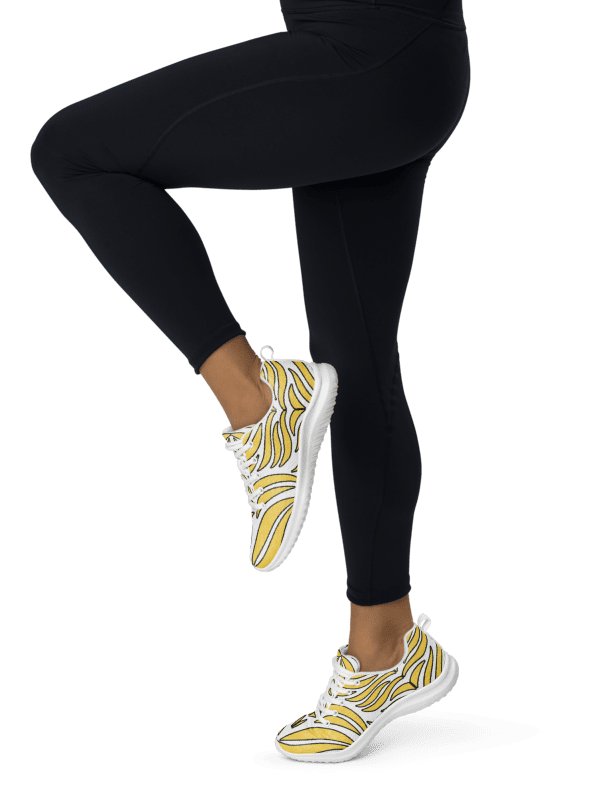 Golden Pulse: Symmetrisches Tribal-Muster Women's Sneakers product image (6)