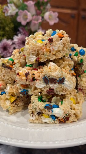 This is your sign to make M&M Rice Krispie Treats this weekend! 

Grocery partner @krogerdfw 🌹

M&M Rice Krispie Treats
4 Tbs...