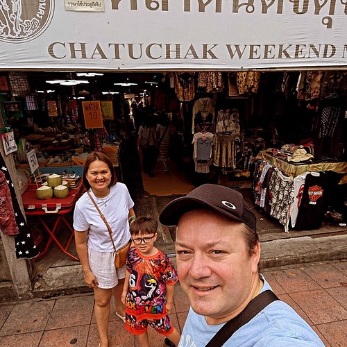 Saturday morning getting lost in Chatuchak 🇹🇭

Tropical fruit, orchids, furniture we definitely can't fit in the suitcases......