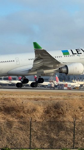 Low-Cost Landing Lesson! (LEVEL A330 Butter Landing in front of Air France 777)

Follow for more! 👤

A great video via @phone...
