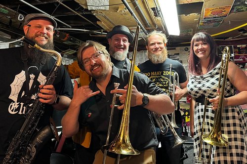 Imagining the possibilities of the FIVE PIECE HORN SECTION… 
atypicalheroes801 this NEEDS to happen…
#hornsection and two tru...