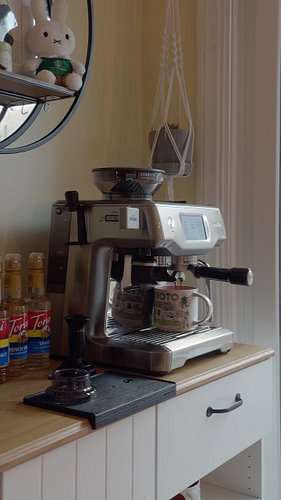 Happy Monday! ☕ Starting the day with an Americano! 

Shot on the @sandmarc Telephoto 58mm lens.

For more content like this,...