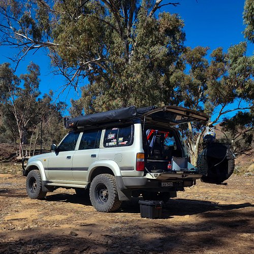 Checking out potential camp sites (and makingba bacon and cheese sanga for lunch) 🤙

#oztrax4x4
#4x4
#maxxisaustralia
#80seri...