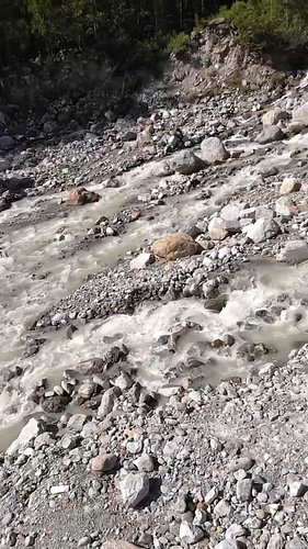 Sapevi che i torrenti glaciali funzionano come enormi frantoi naturali? L'acqua grigia e torbida trasporta la 