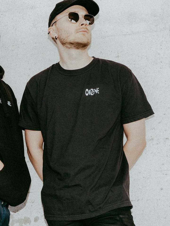 BLACK TEE LEGACY LOGO product image (2)