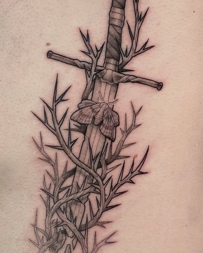 broken sword, british poplar hawk moth, and bramble for @tomdaleillustration 🗡️