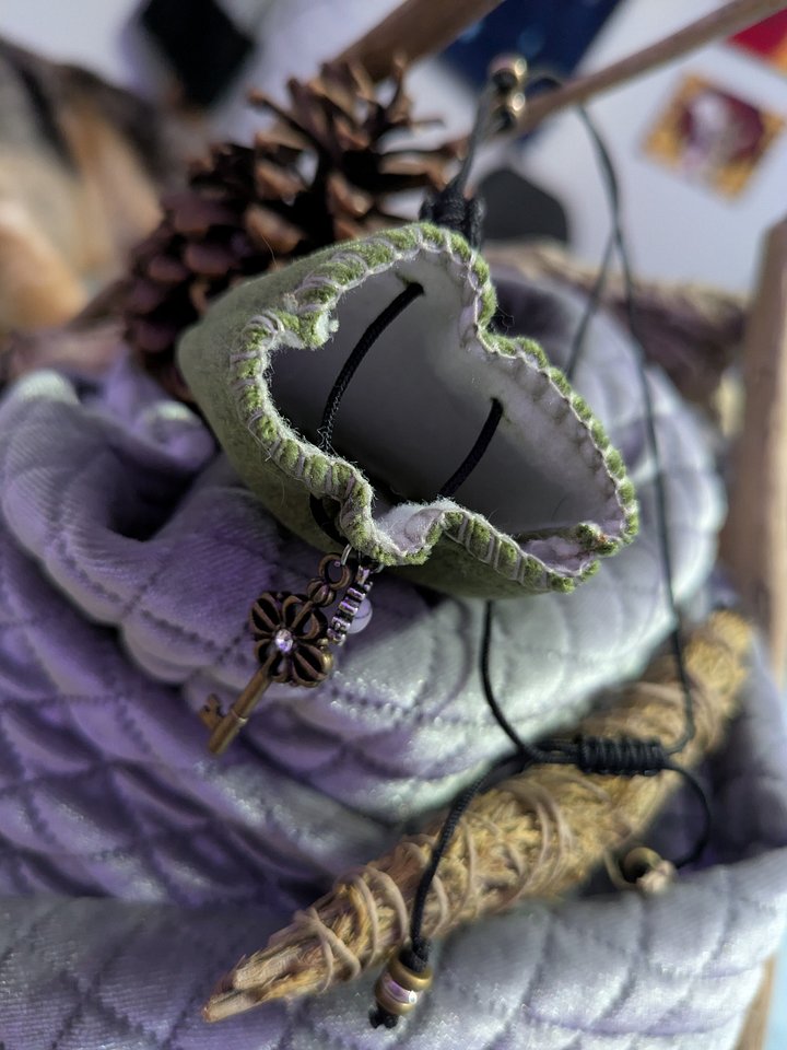 Howlite Key Pouch Necklace product image (2)