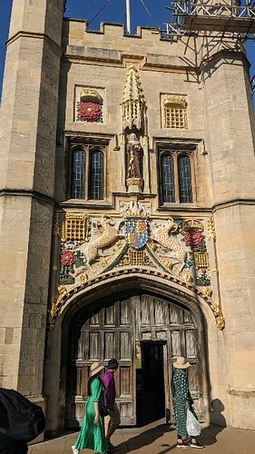 Just some of the amazing heraldry all around Cambridge 🤩
