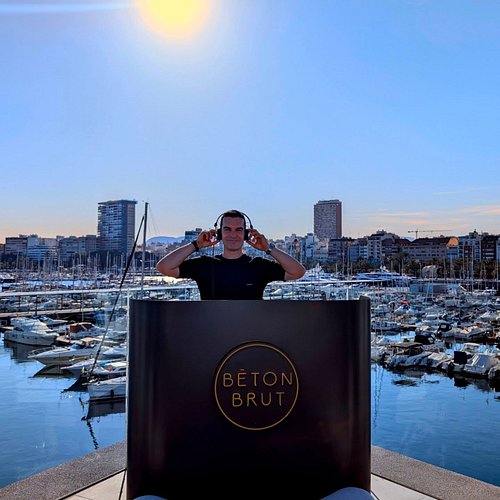 Los lunes en el rooftop de @betonbrut.alc durante la puesta de sol, disfruta de música Afro House emotiva en mi sesión especi...