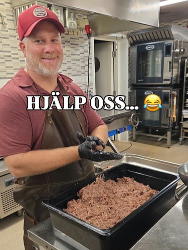 😂 DEN HÄR BILDEN SKRIKER JU MEME!

Sean har fullt upp med att rulla köttbullar, men vi tycker att bilden förtjänar en riktigt...