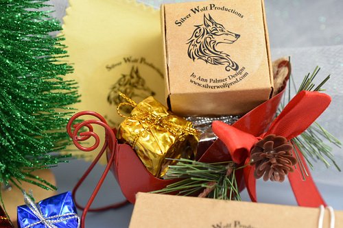 There's still time!

#handmadesilver #forestjewelry #silverwolfproductions #littleluxuries #everydaymagic #xmasgifts #theress...