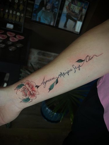 Got to do this fun little floral for my dear friend Katie on Mother’s Day! She’s an awesome and incredibly strong mama. 💚💐