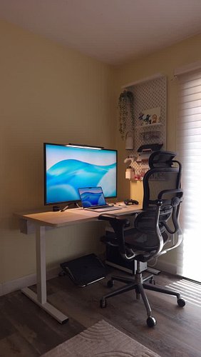 Finally the full desk setup is back! 💻👀 Cable management is done and the solution I found works better than expected. Still a...