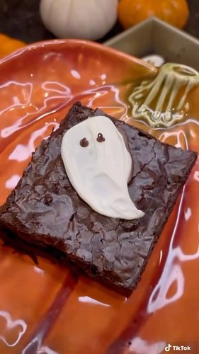 Boo Brownies are perfect for #halloween and they’re so fun to make! 👻

Boo Brownies
Brownies, baked in a 9″ pan
1/3 cup Ghira...