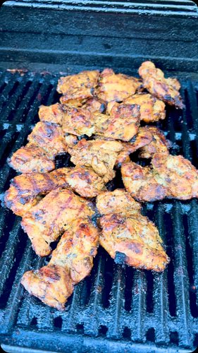 El secreto para que el pollo quede bien doradito por fuera y tierno por dentro es cocinarlo de manera indirecta en el BBQ 🔥🍗 ...