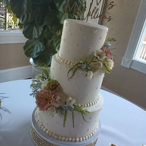 Open til 3 today! Happy Saturday! #buttercreamweddingcake #whiteroomweddings #sweetcitystaug #sweetcitycupcakes