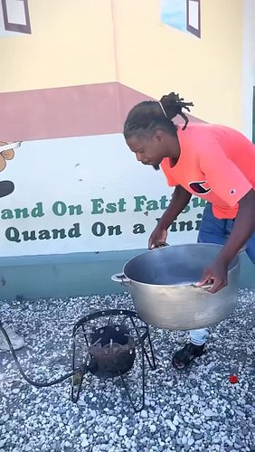 🌊 Today we’re making a rich and flavorful Seafood Broth loaded with fresh seafood, corn, potatoes, yam, and carrots!

For gen...