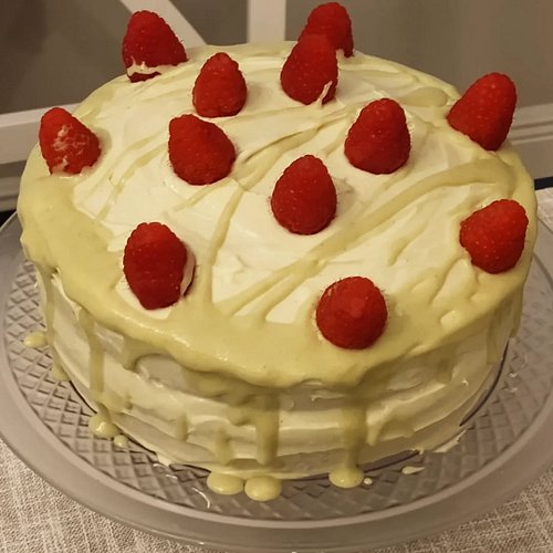 🍵🍵🍵 
Matcha Cake with raspberries 😋 

Loved how it turned out but in a way it looked like a Dr. Seuss cake..messed up the fro...