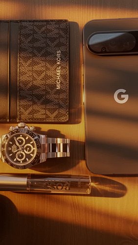 A quiet moment and the essentials done right.
Leather, steel, and glass where tradition shakes hands with the present.
Featur...