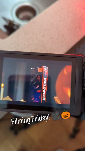 This sh*t is ONNNNN!
#halloween #movieposter #vhs #paperandlight
