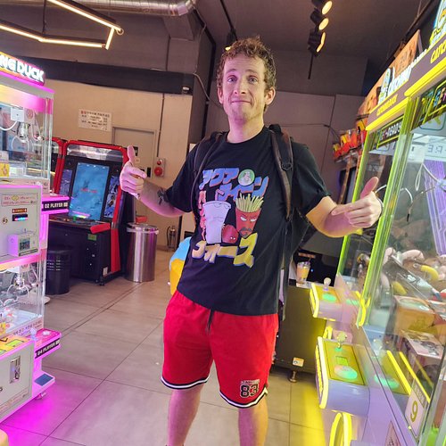 Thank you @retroworldkorea for the shirt! ♥️ It's my favourite TV Show hahaha 😂🍟🥤
#aquateenhungerforce #aquateen #retrogaming...
