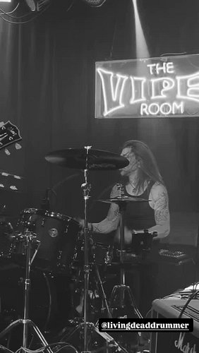Slamming with @blacklistunionofficial at @theviperroom. Headed overseas with these cats in September. 🤘🏻 

🎥 @alliekaylefay 
...