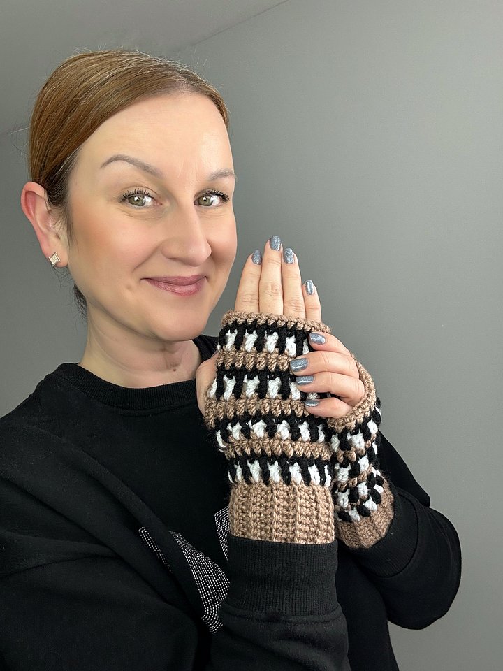 Interlocking Crochet Fingerless Gloves PDF Crochet Pattern product image (1)
