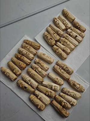 A big batch of Christmas pickles all oiled up last night. Gonna have to paint them all up this week.  Have i mentioned i diskike painting? 😆 🤣  #woodcarving #christmasdecor #christmasornaments #whittling 