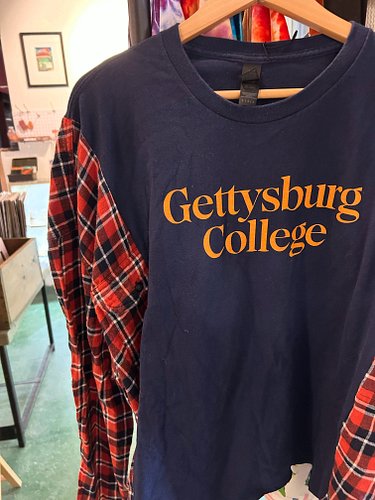 A couple Gettysburg College shirts in time for the new semester. ✨ 

________
#gettysburgcollege #upcycle #gettysburgpa