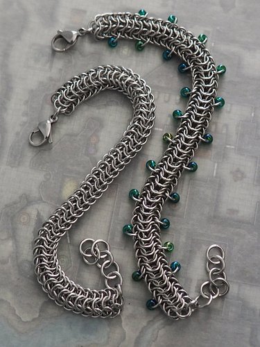 the beaded version of the persian dragonscale chain bracelet has arrived! 

definitely a good choice for adding color to your...