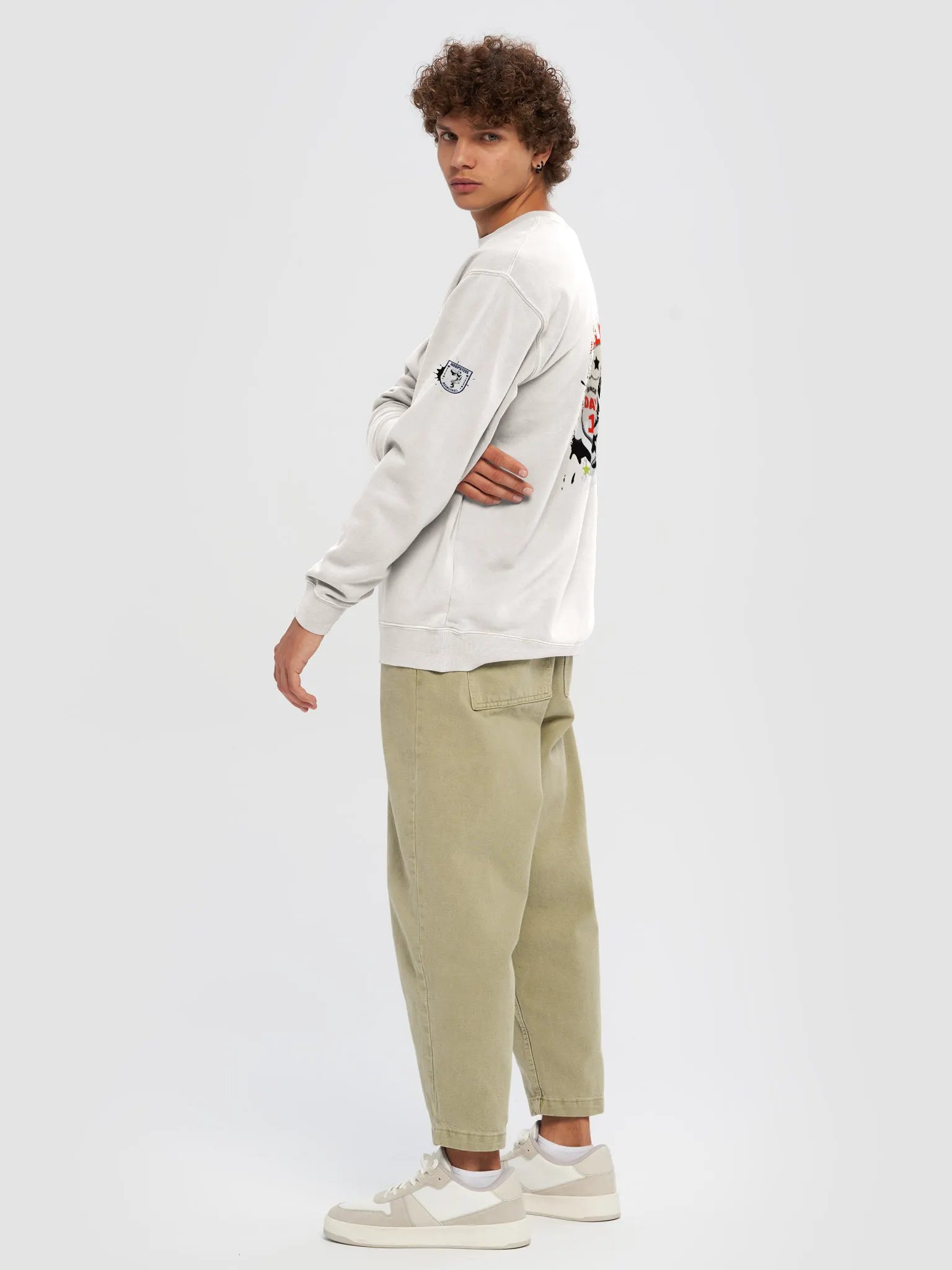 Vintage-Inspired Hoopsters Basketball Emblem Sweatshirt product image (6)