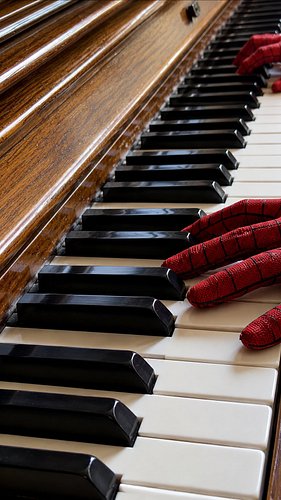Rainy day vibes, and playing the Spider-Man: Brand New Day piano melody and making it my own vibe. Simple, easy pattern, but ...
