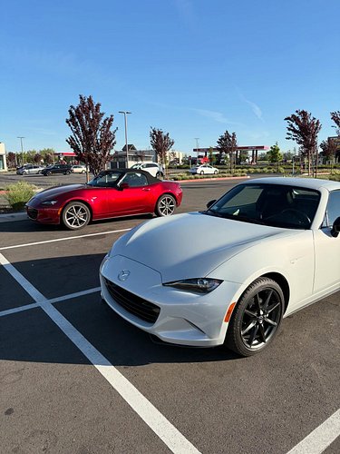 Chik fil a cars. I dont know who owns the other one 😂
.
.
.
.
#miata