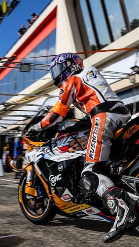レース開始からわずか1時間足らずで転倒。

しかし、チームは諦めませんでした。メカニックたちの懸命な修復作業により、マシンは再びコースへ！🔥

24時間の戦いはまだ始まったばかり。ここから巻き返します！🏁

🇬🇧

A #crash within t...