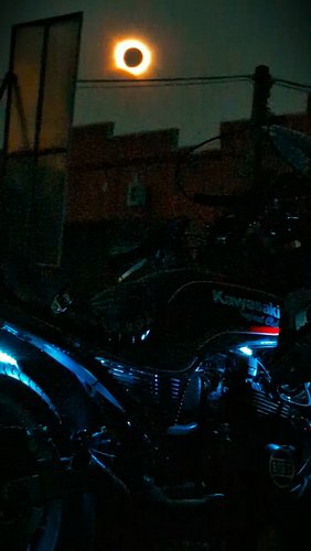 Eclipse bōsōzoku ⚡ 

Cuando la Luna apagó el Sol, esta moto despertó en la penumbra. Una alineación que la Tierra tarda vario...