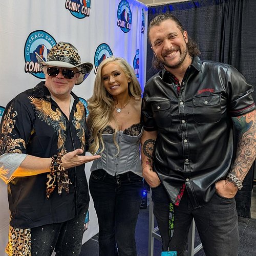 It was a complete honor to MC and moderate for these two @realkillerkross and @realscarlettbordeaux during @cscomiccon 2026.
...