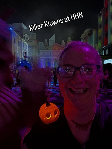 I am officially the worst selfie taker. But that’s okay. I had a great time in Downtown Clowntown at HHN Universal and this w...