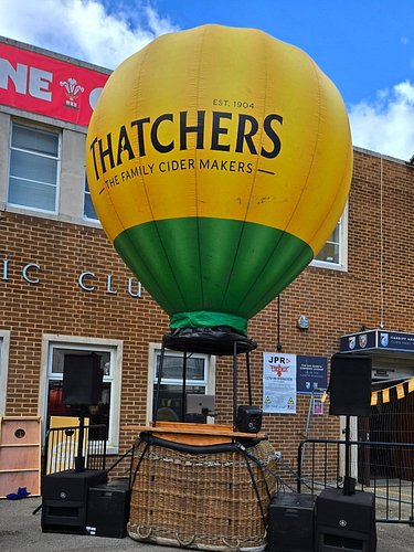 The fan zone at Cardiff Arms Park was buzzing this weekend 🏉
Had a great time playing for @thatcherscider in the Hot Air Ball...