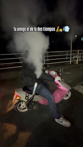 Todos conocemos a uno 🛵💨💨

#motos #2tiempos #coches #memes #humor