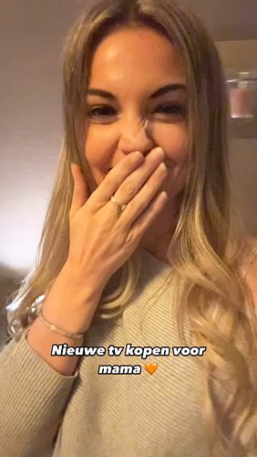 Nieuwe tv voor mama, thanks to the bizarre support van de community 🥹🧡 

#verrassing #Mama #Streamwithlien #Surprise
