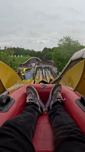 How competitive are you on water slides? 🤔

Gotta come first, right? 😂

This is me on Buffalo Falls at Paultons Park 🌊

#wate...