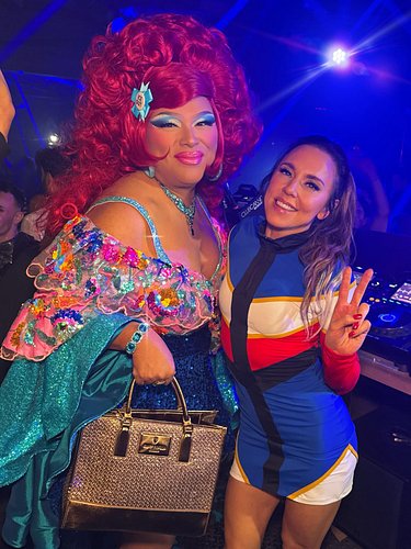 I TOLD HER I’VE BEEN LISTENING TO HER NEW ALBUM AND I LIVEEEE AND THAT WE ALL LOVE HER SO MUCH!!! SPICE UP YOUR LIFE SWEETIE!...