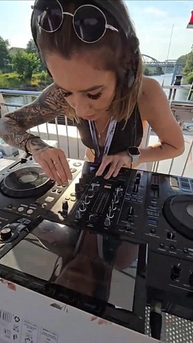 Need You 100% !

#dj #djane #boatparty #techhouse #djs