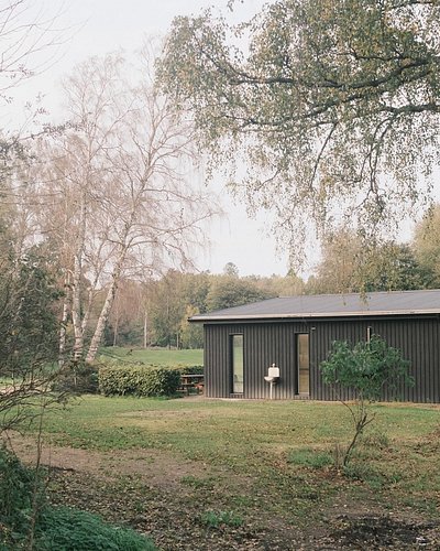 Autumn vibes in Sweden 🍂 
.
.
#miesvanderrohe #portra400 #landscapearchitecture #35mm #architecturephotographer #fujifilm #le...
