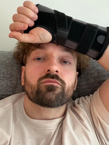 Ihan hiton stressaavat kaks päivää takana.

Satutin toissa viikonloppuna mestaruusmatsissa ranteeni ja koska kipu jatkui viel...