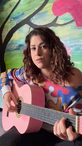 ⁨	תני לי רק דקה אחת 
לשכוח מאיפה באת
תמי לי רק דקה אחת 
לשכוח את כל מה שאמרת לי. 

אני חושבת עלייך בכל יום, כל שעה
ואת שוכבת ...