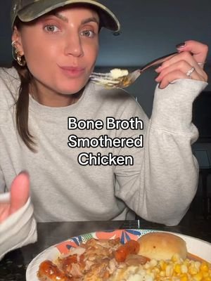 One of the easiest & most delicious dinners #HomeCooking #cookwithme #smotheredchicken #easyrecipe #dinnerideas 