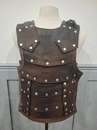 My refurbished leather armour found its new home at World's Edge Fantasy Fayre, so it gets to go into battle once more!

But....
